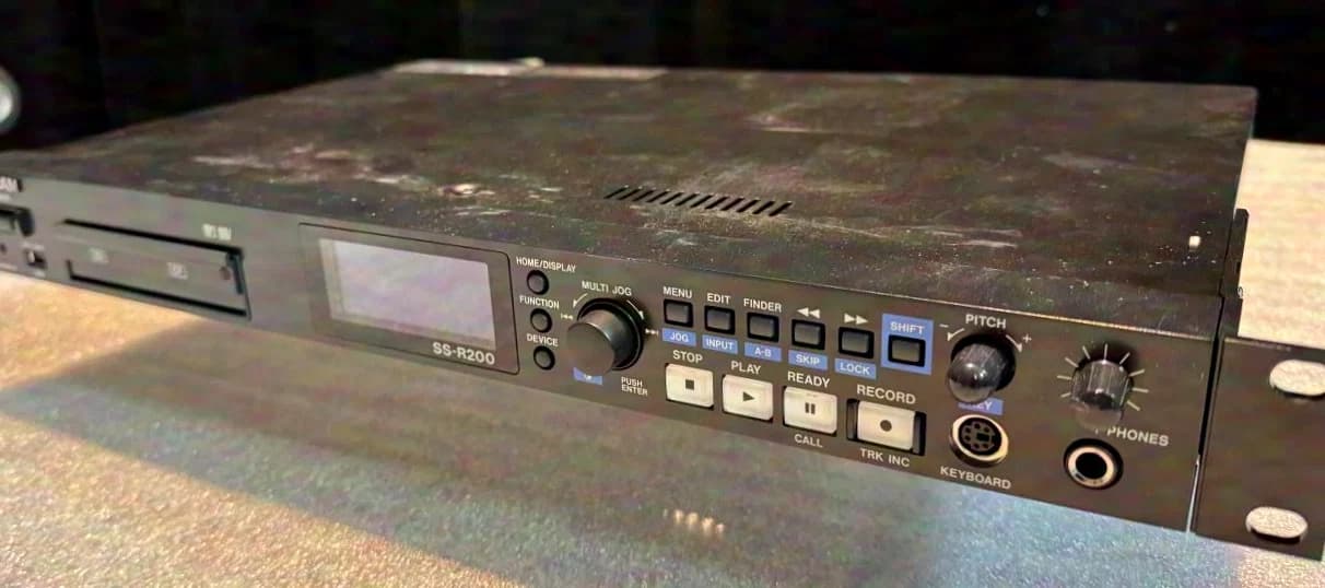 Tascam SS-R200 Digital Audio Recorder 1HE, Solid-State SD-, CF- or USB