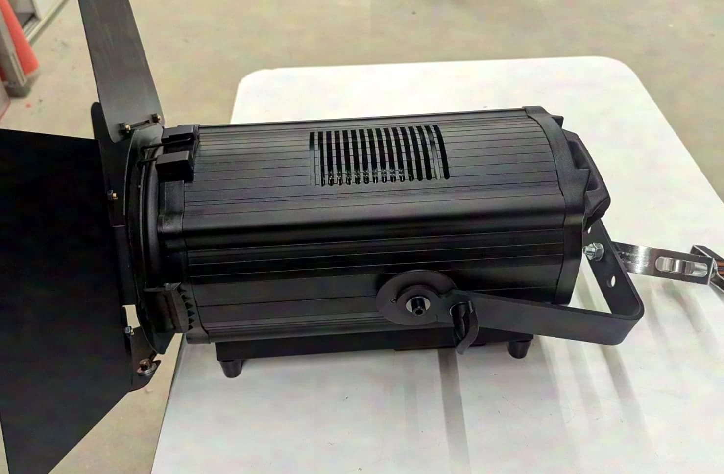 Taurus Lighting Taurus_Fresnel 300MZ-WW-4
