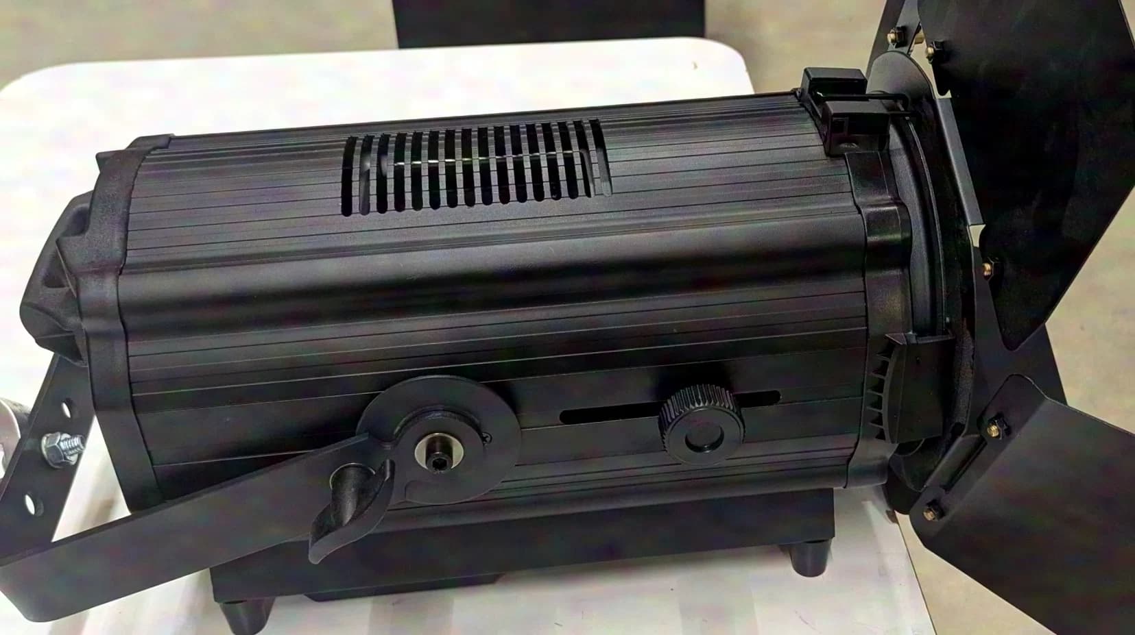 Taurus Lighting Taurus_Fresnel 300MZ-WW-4