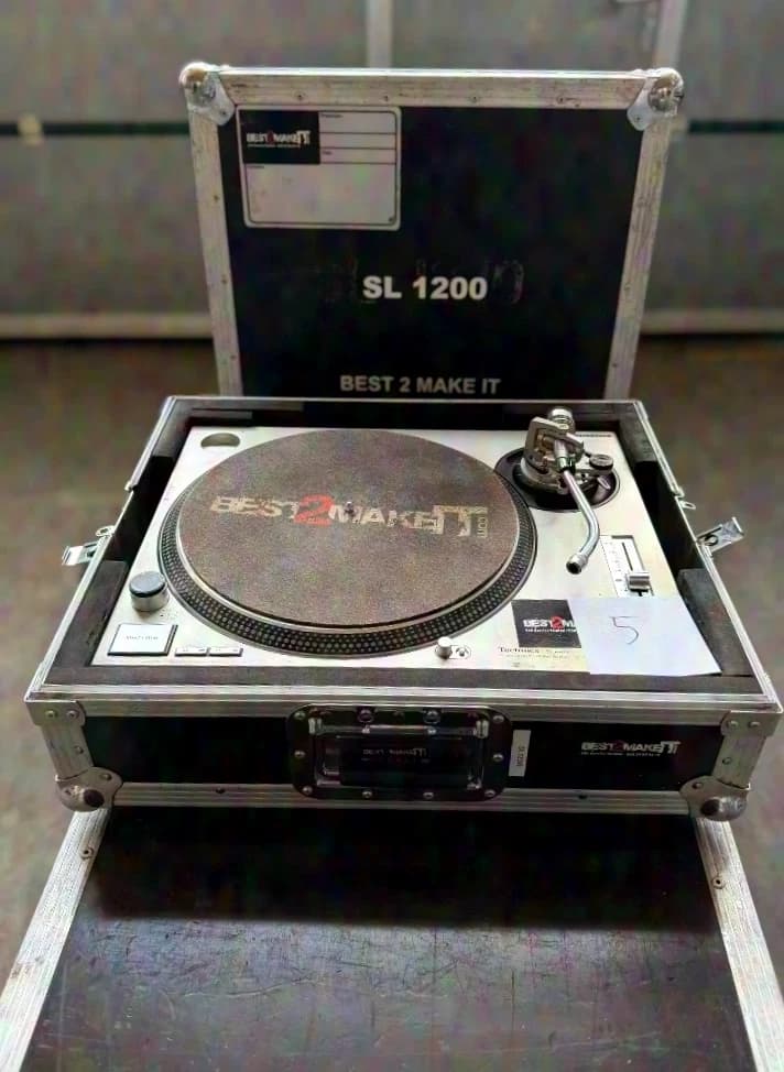 Technics turntable SL-1200 MK2