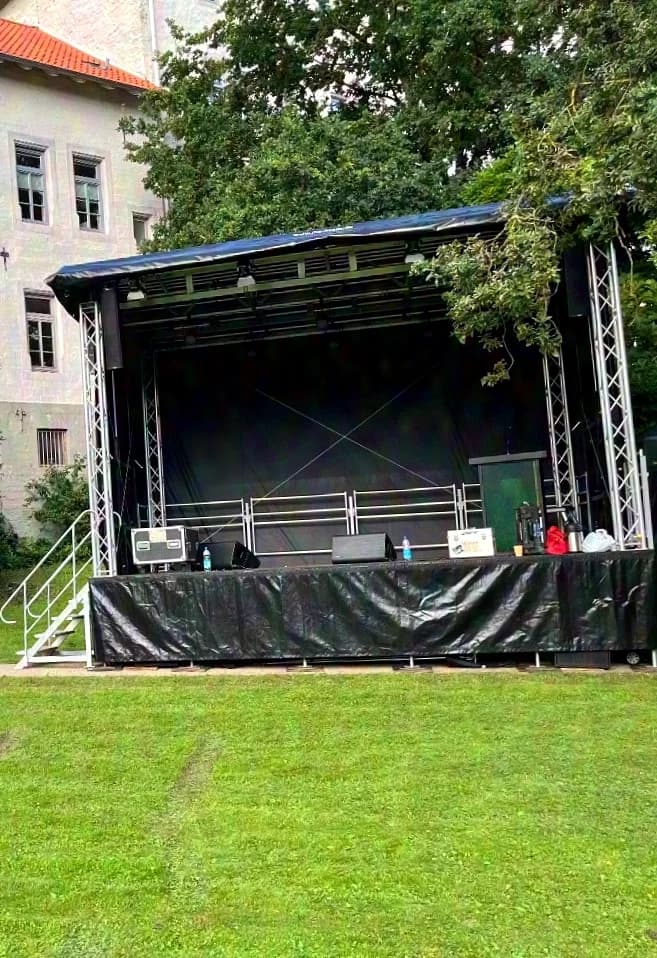 Trailer stage 6x4x5m immediately available