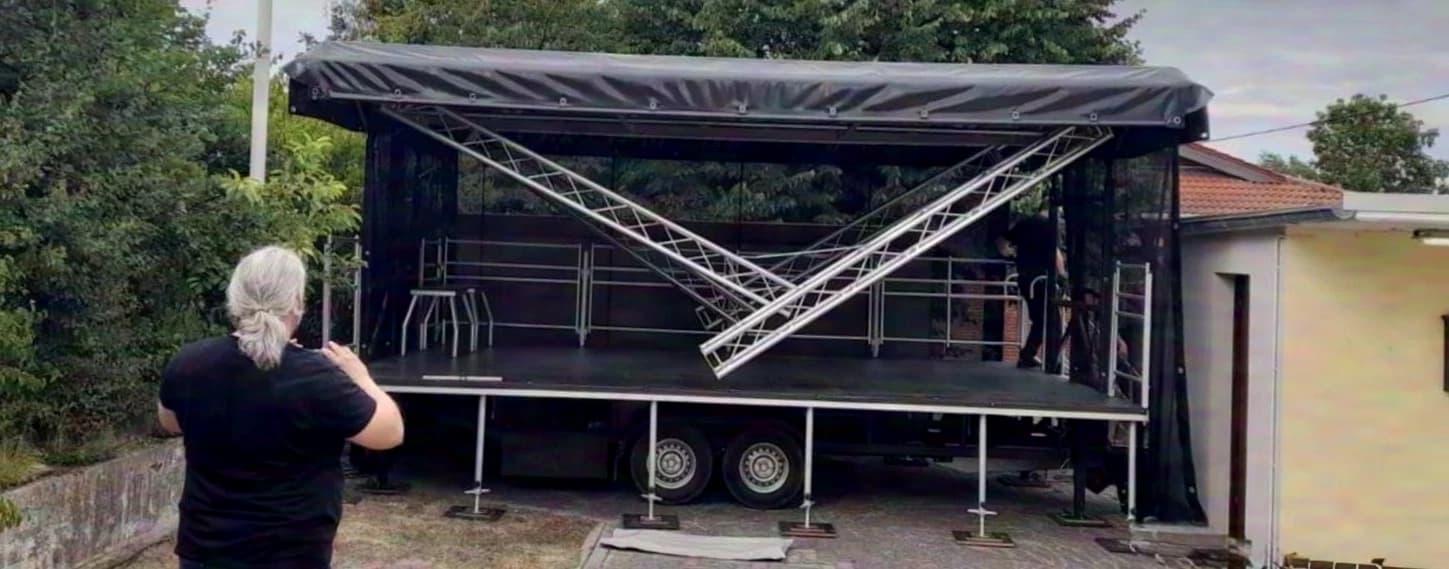 Trailer stage 6x4x5m immediately available