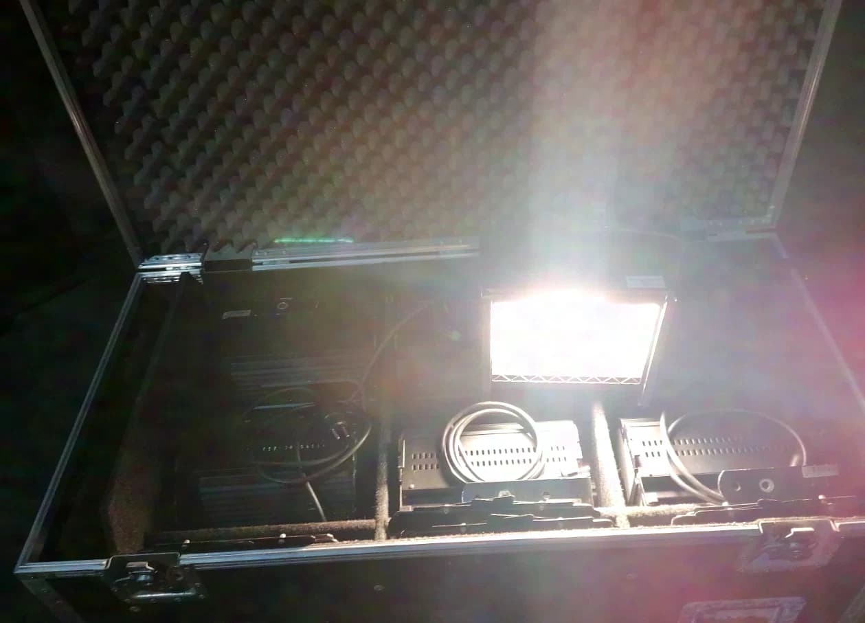 Ultralite Cyclo 1000 AS asymmetrical floodlight in a 6-unit case