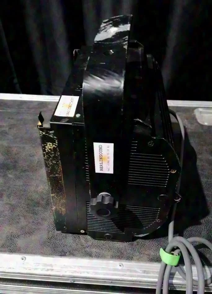 Ultralite Cyclo 1000 AS asymmetrical floodlight in a 6-unit case