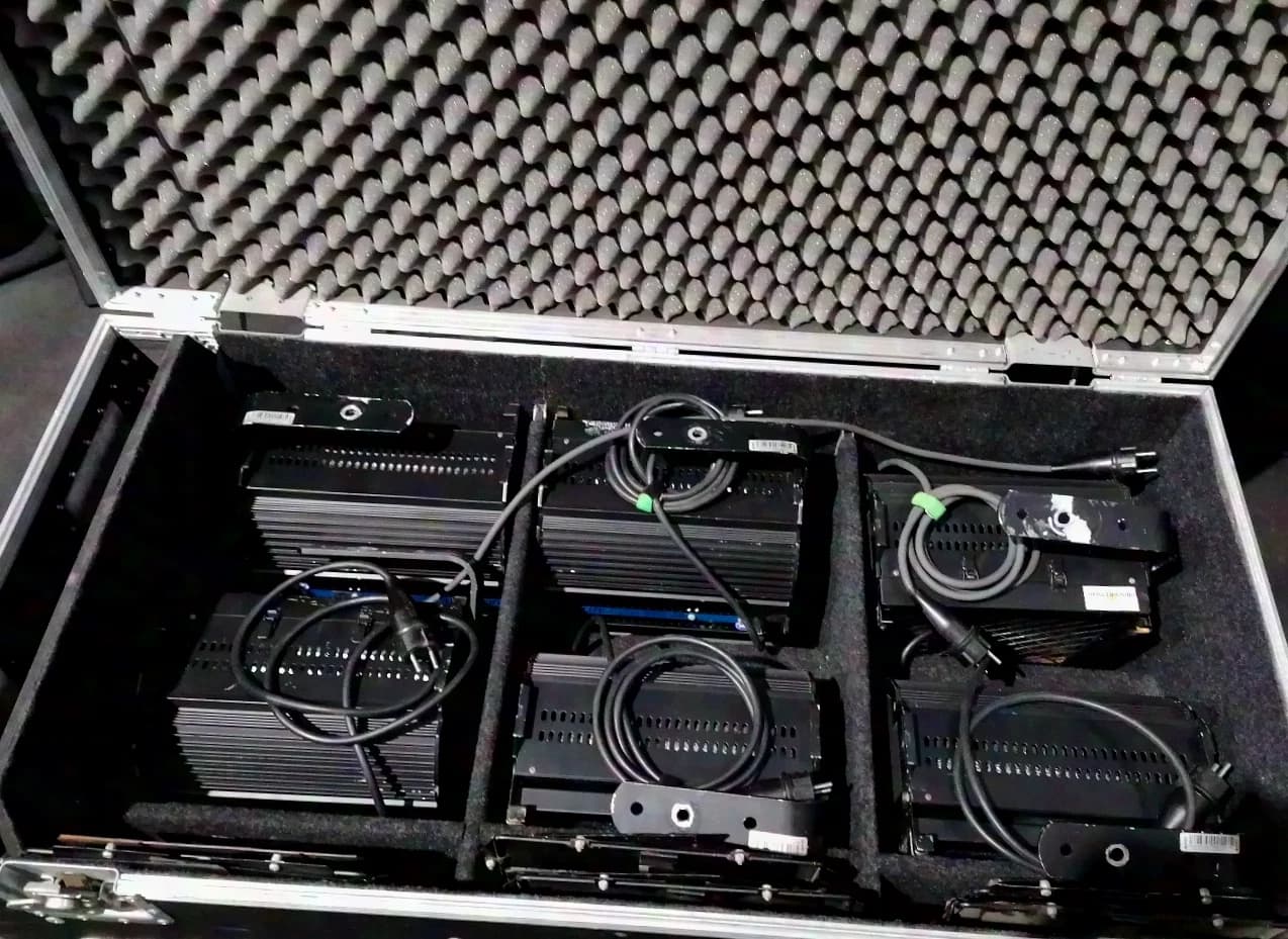 Ultralite Cyclo 1000 AS asymmetrical floodlight in a 6-unit case