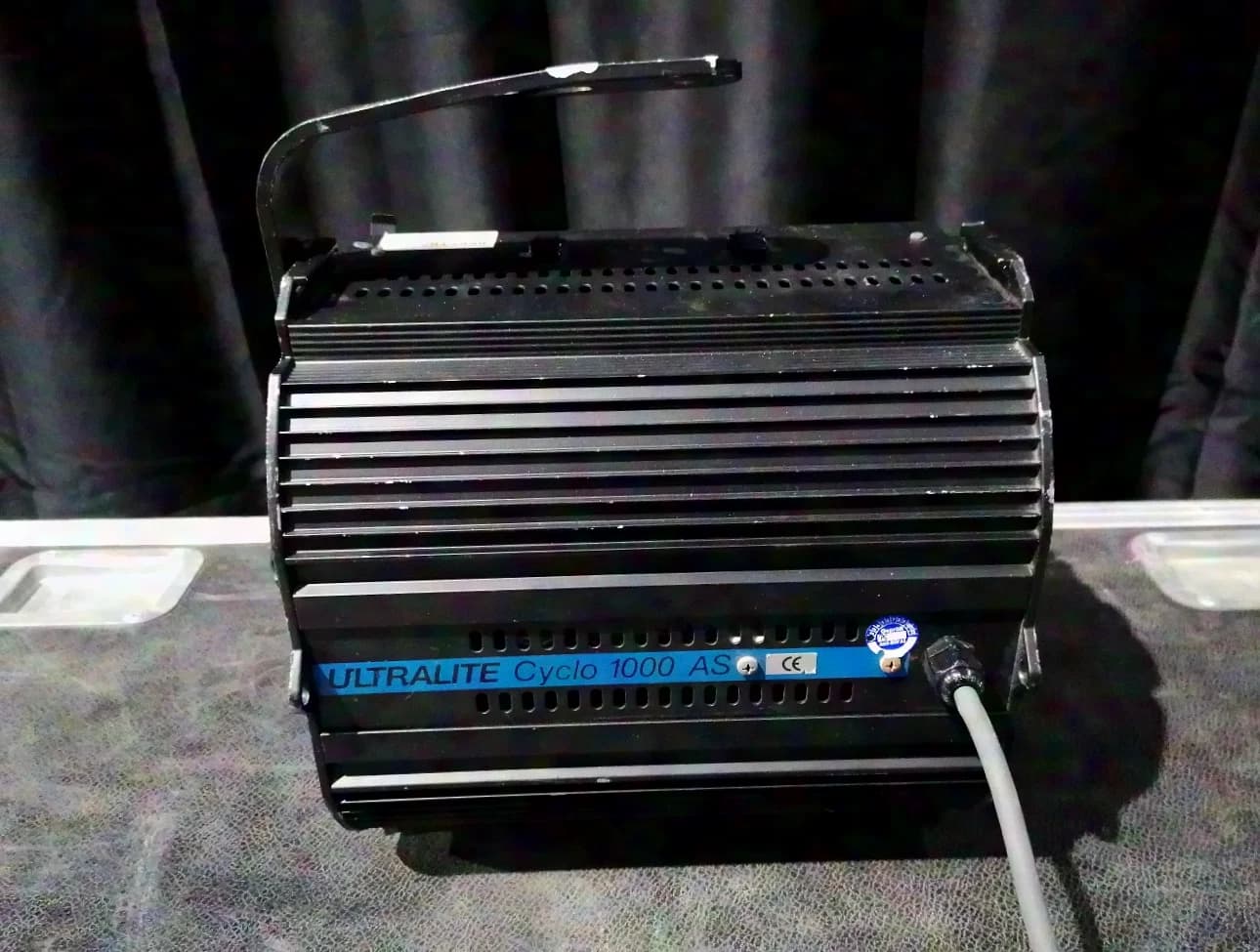 Ultralite Cyclo 1000 AS asymmetrical floodlight in a 6-unit case