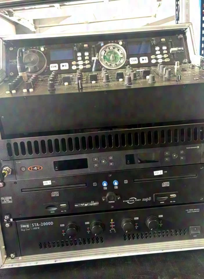 Unknown DJ rack 19" table rack 10HE with: