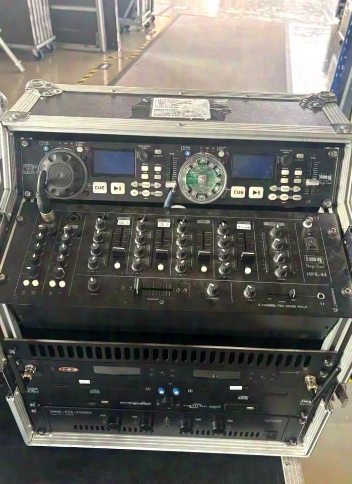 Unknown DJ rack 19" table rack 10HE with: