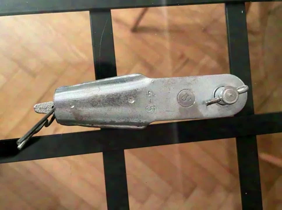 Unknown wire rope holder - wire rope suspension