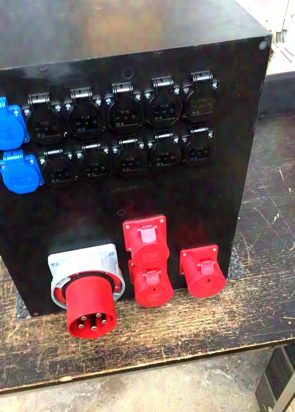 Solid rubber 125A distribution unit with surge protection incl. 19“ rack brackets