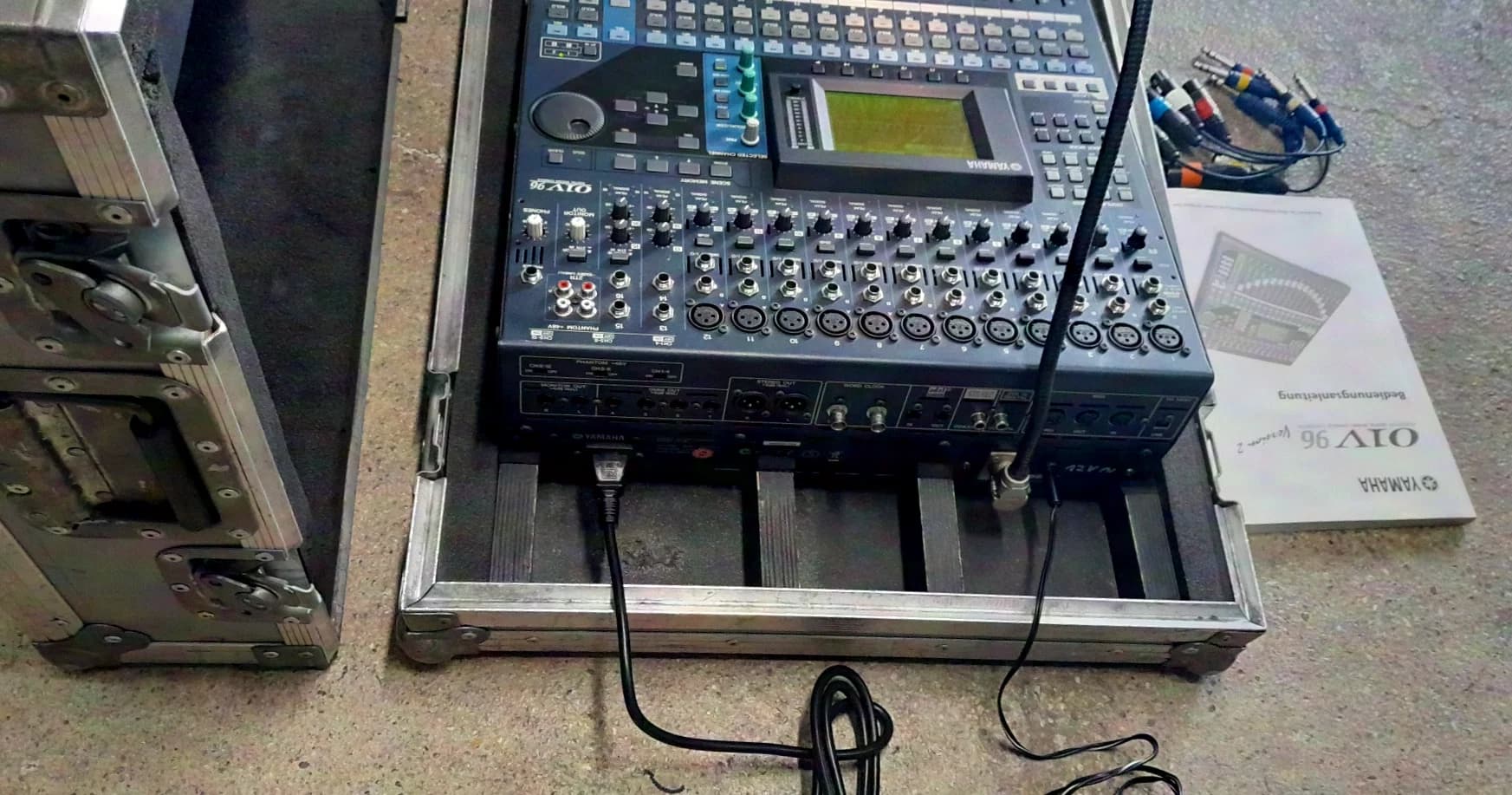 YAMAHA 01V96 Digital Mixer in Case with Multicore