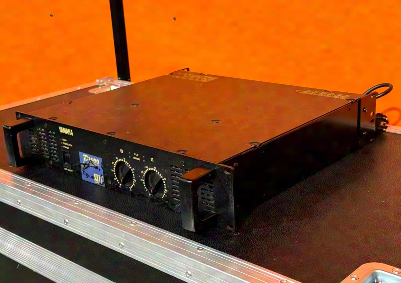 YAMAHA P1600 2-channel power amplifier