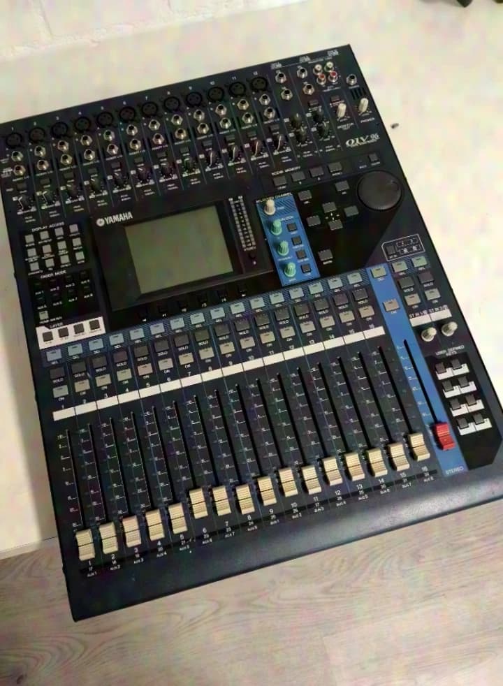 Yamaha 01V96 + AES / EBU