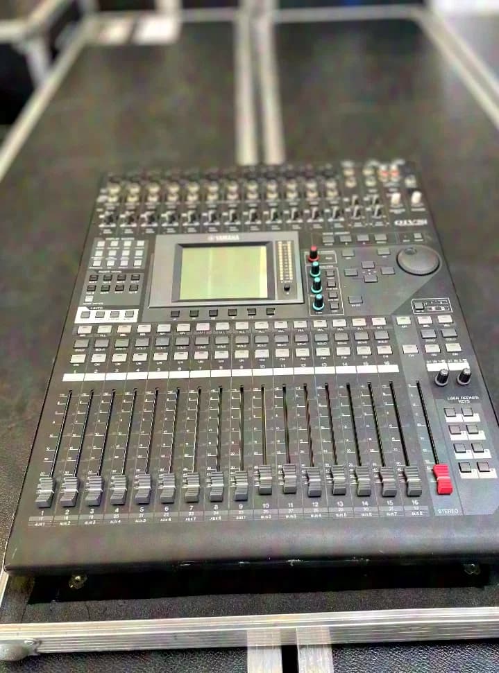 Yamaha 01V/96i Digital Mixing Console incl. Case