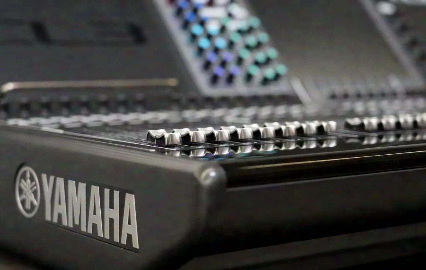 Yamaha CL3 Digital Mixing Console incl. Meterbridge and Case