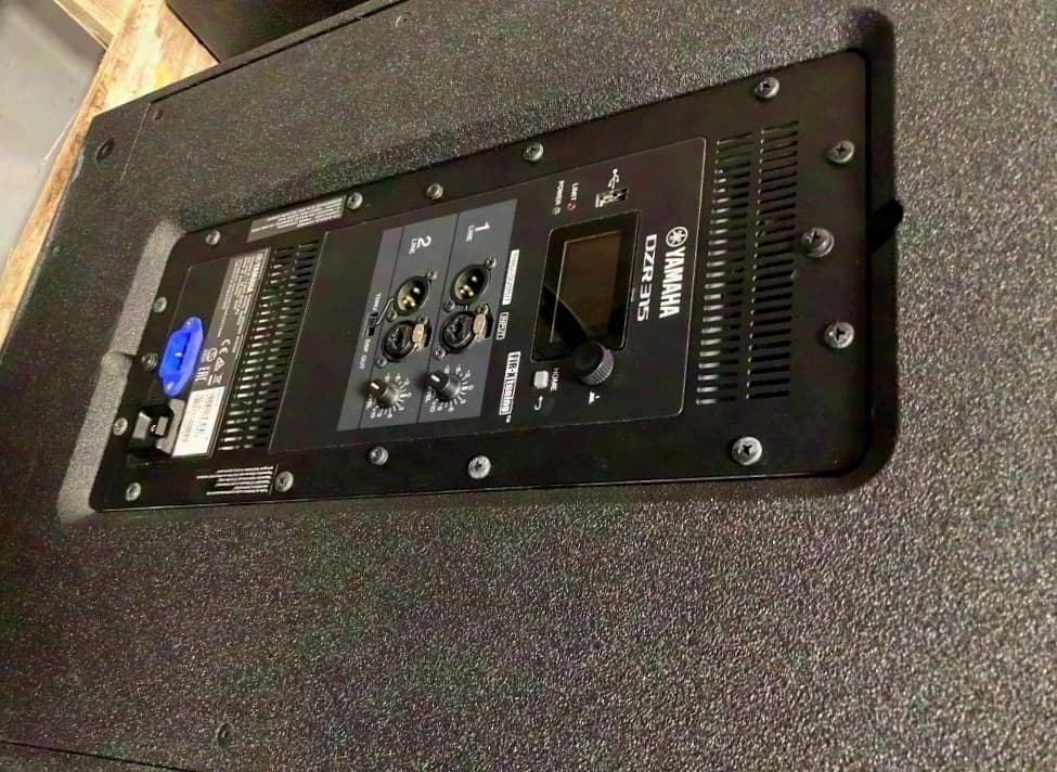 Yamaha DZR315 3-way active PA speaker incl. cover