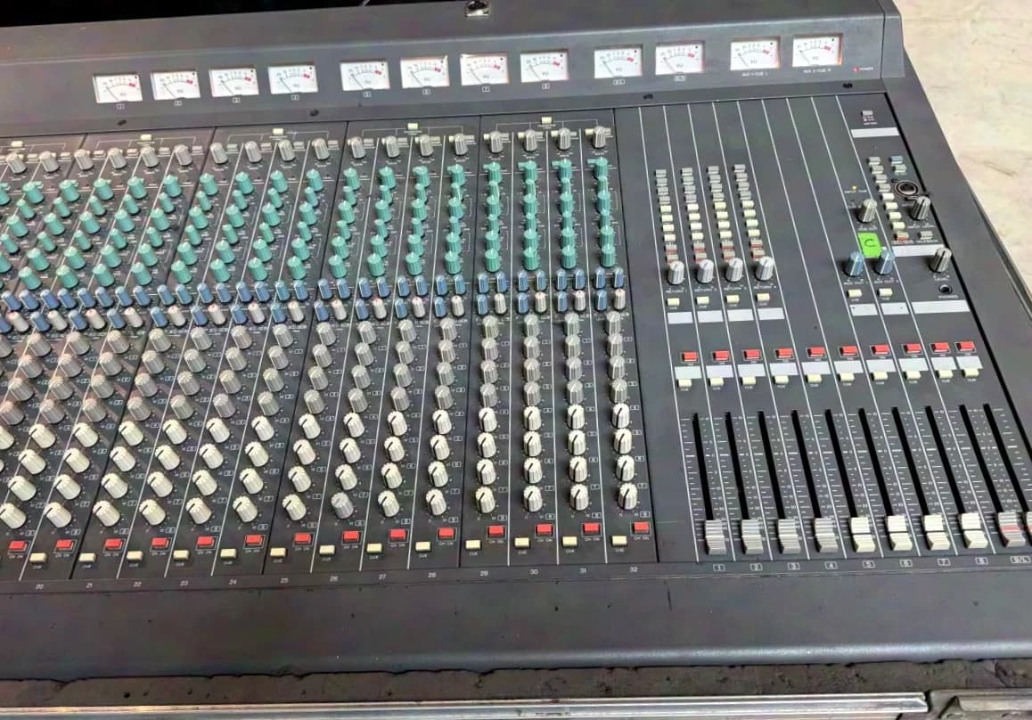 Yamaha M-3210 32-Channel Monitor Mixing Console, Flight Case, Accessories