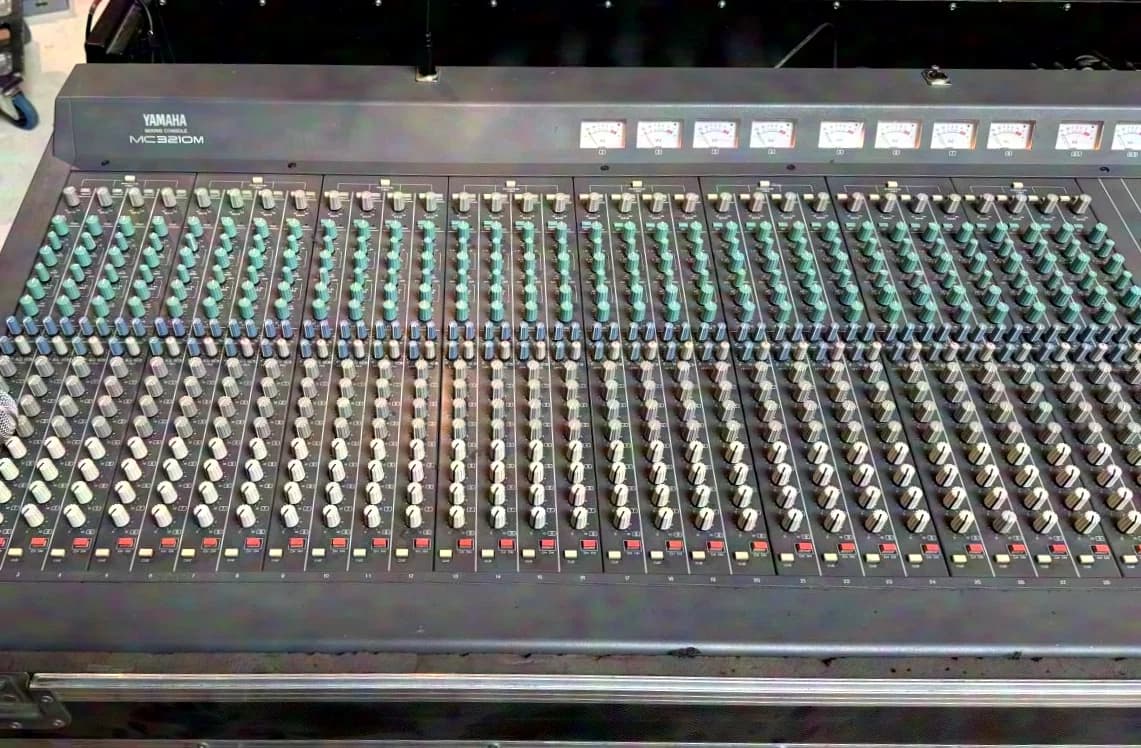 Yamaha M-3210 32-Channel Monitor Mixing Console, Flight Case, Accessories