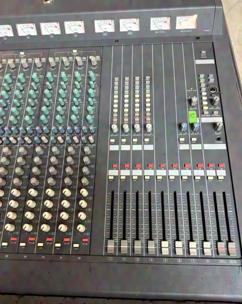 Yamaha M-3210 32-Channel Monitor Mixing Console, Flight Case, Accessories
