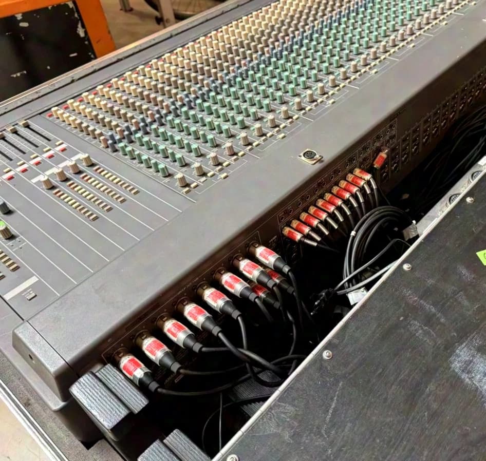Yamaha M-3210 32-Channel Monitor Mixing Console, Flight Case, Accessories