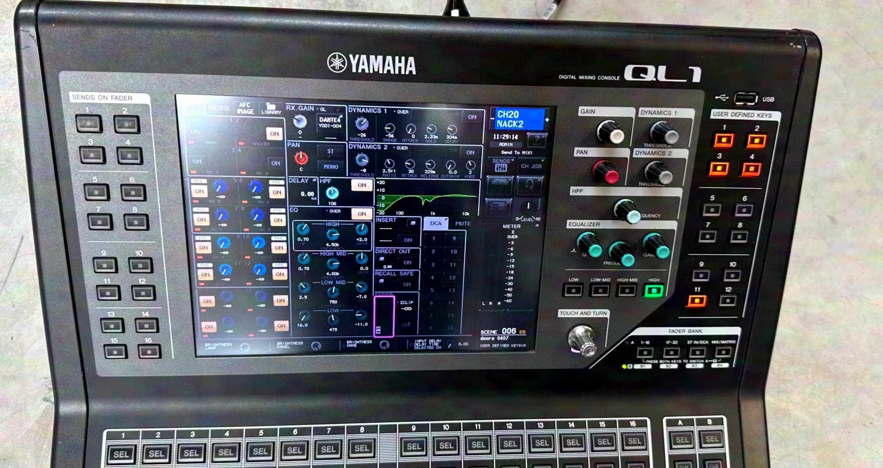 Yamaha QL1 - Digital Mixing Console