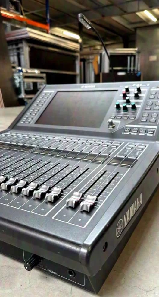 Yamaha QL1 - Digital Mixing Console