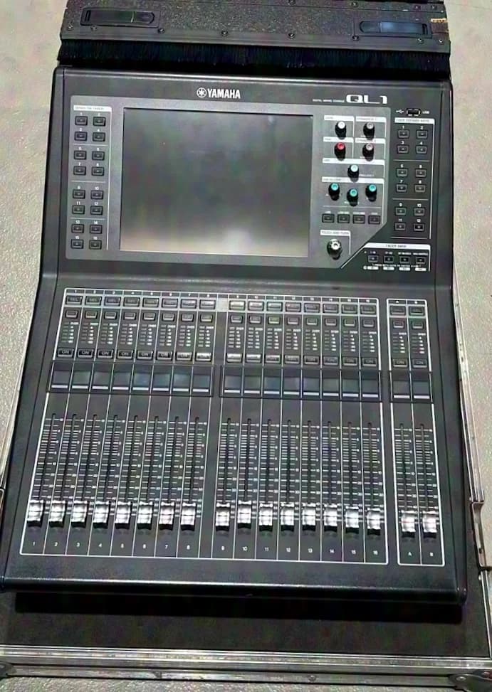 Yamaha QL1 Digital Mixing Console incl. Case