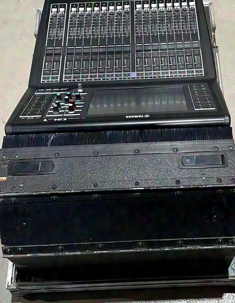 Yamaha QL1 Digital Mixing Console incl. Case