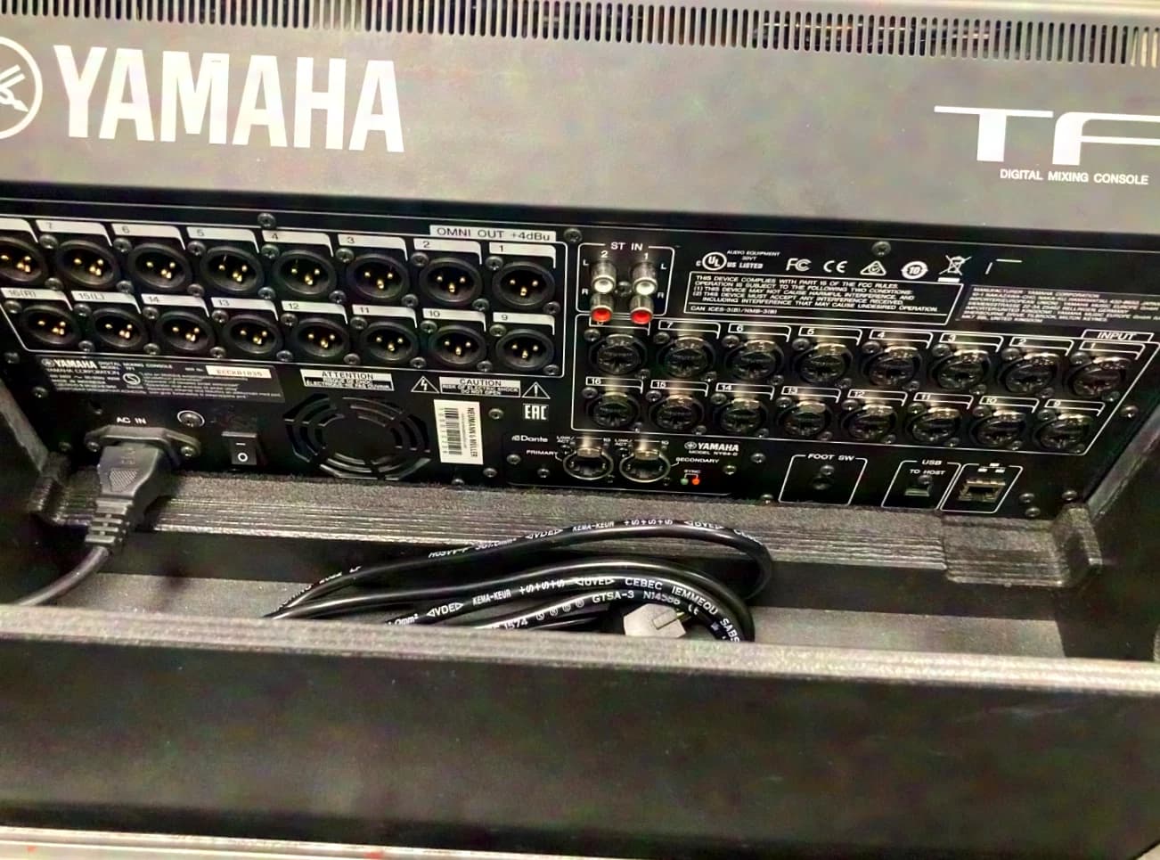 Yamaha TF1 mixing console incl. case on Bluewheels, top condition