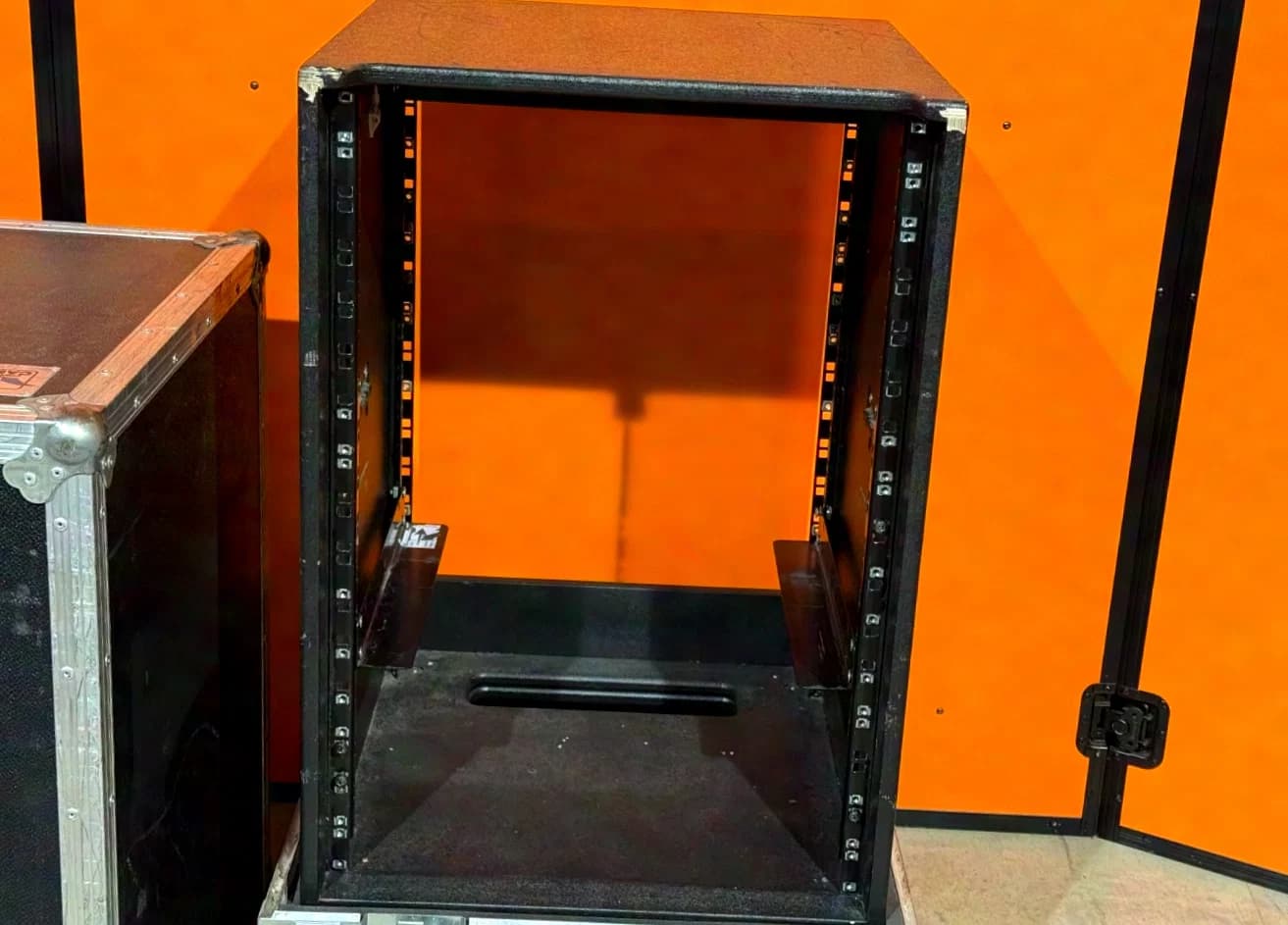 amptown CASES hooded case with 16 / 12HE rack module