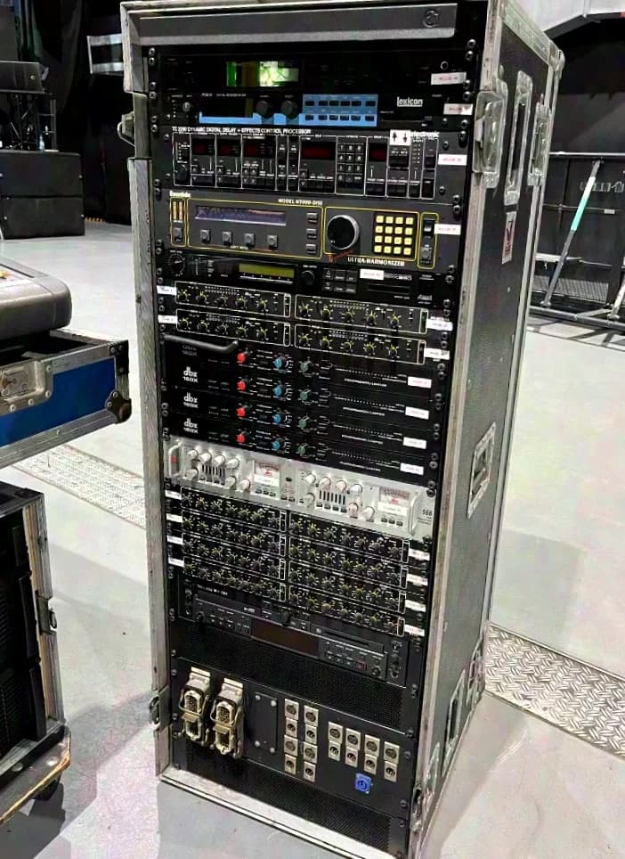 various manufacturers’ side rack with various effects devices