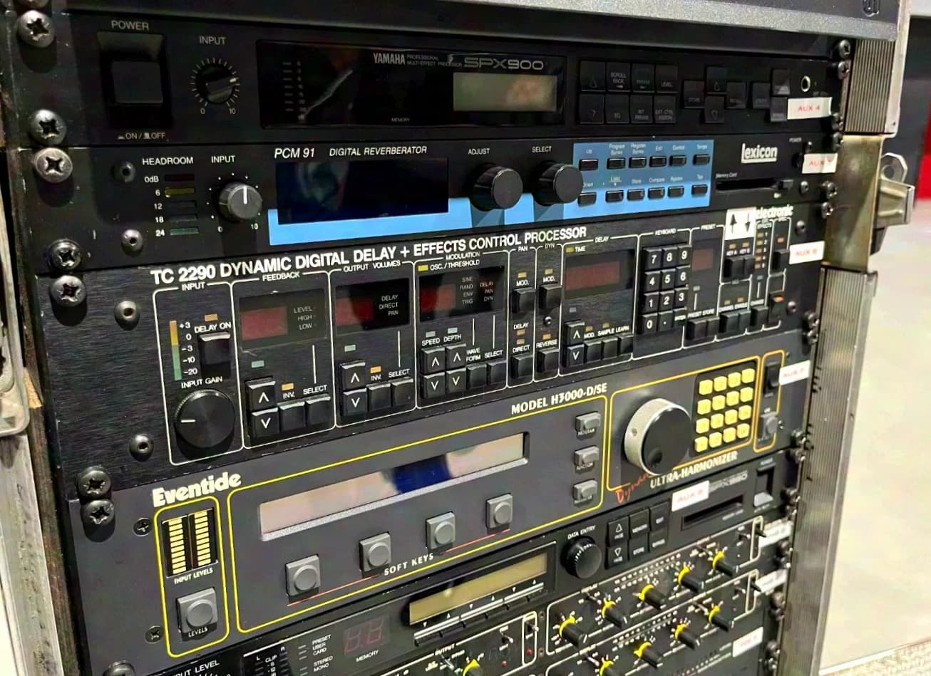 various manufacturers’ side rack with various effects devices