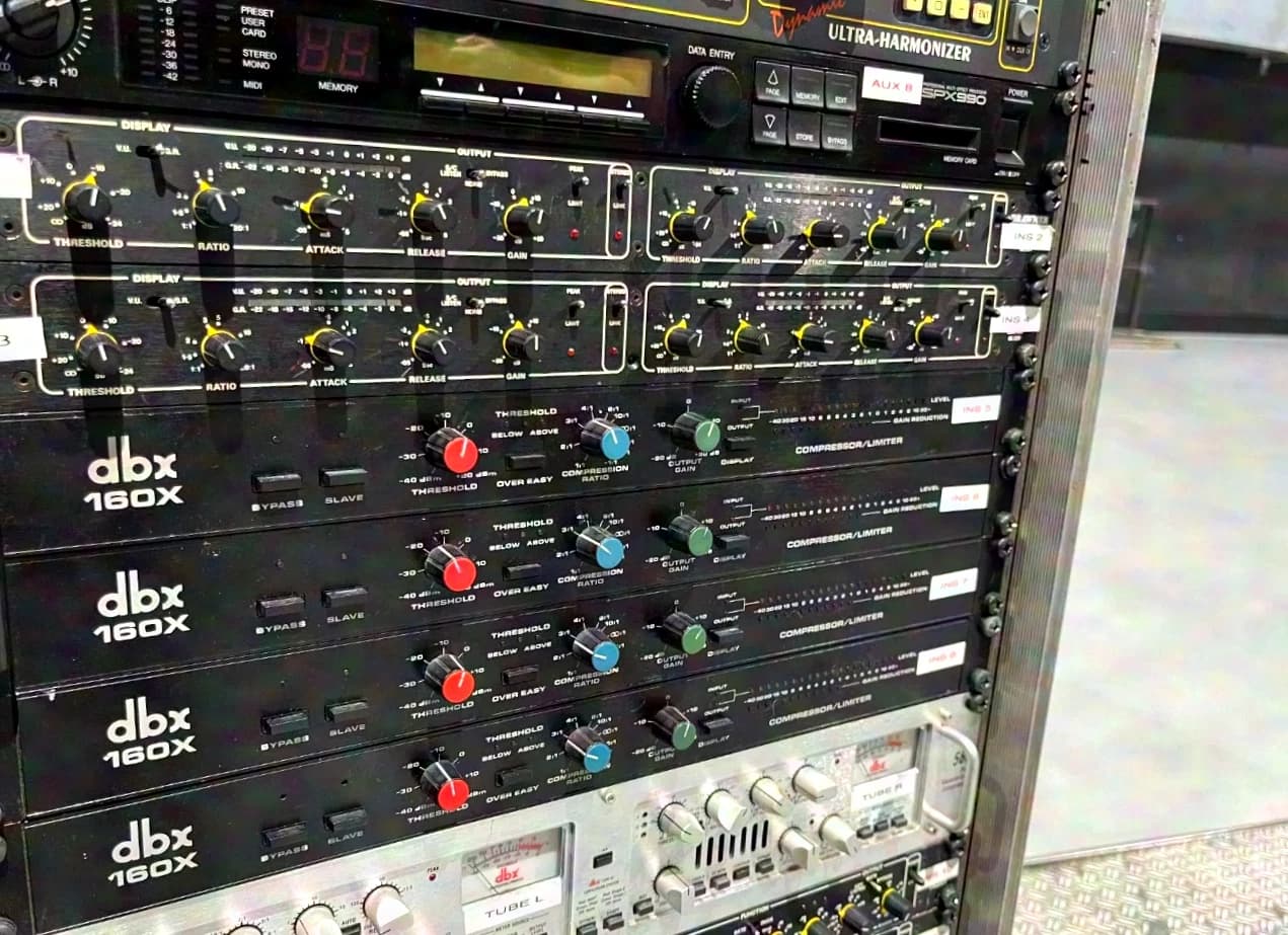 various manufacturers’ side rack with various effects devices