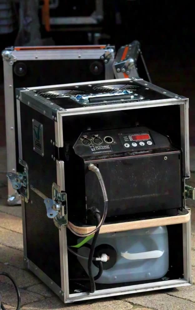 hazebase Base Vertical Classic Cased 1300 W fog machine incl. amptown Case