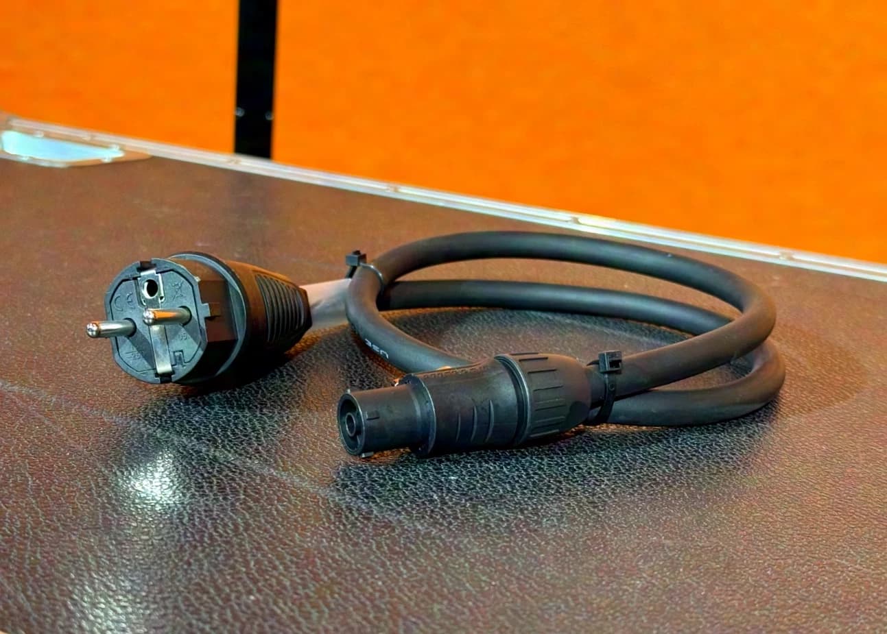 stagebrands PowerCON TRUE1 power cable black - Schuko/TRUE 1, 1m, 3G2,5