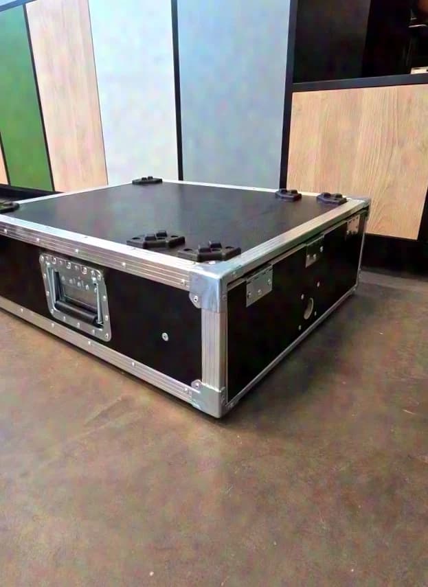 trend interior GmbH Flightcase with 673HE Sliding Door Rack 67 shockmount