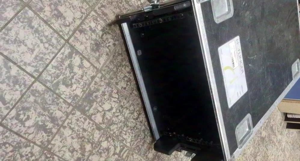 unknown 19" 6U Rack