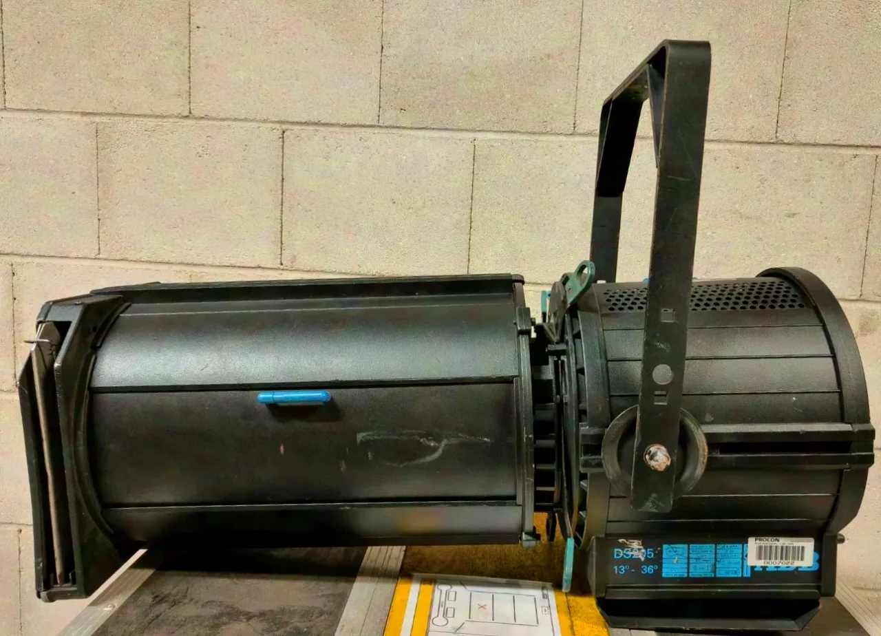 ADB DS205 13-36 2kw profile spot with flightcase