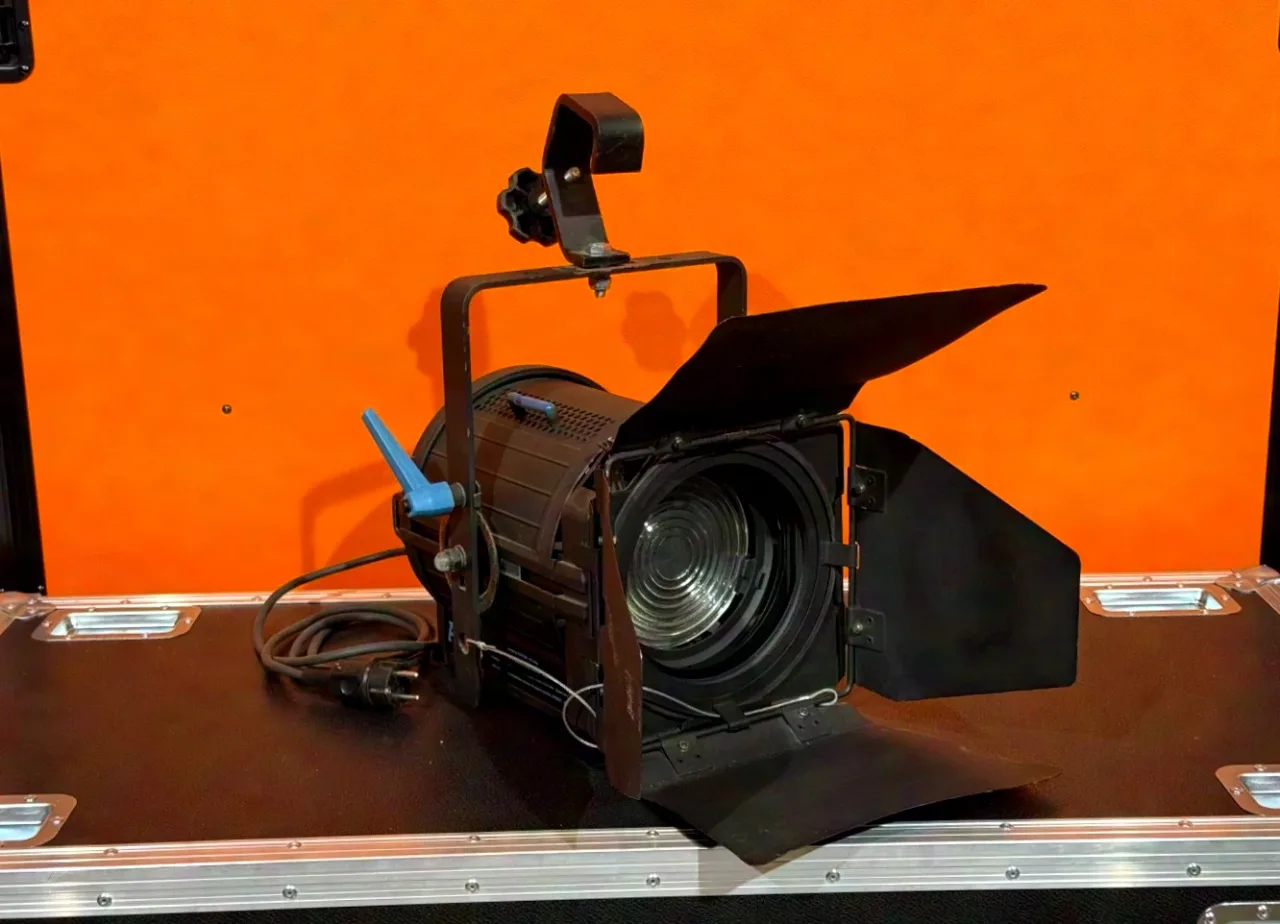 ADB F101 Fresnel spotlight, m.o.
