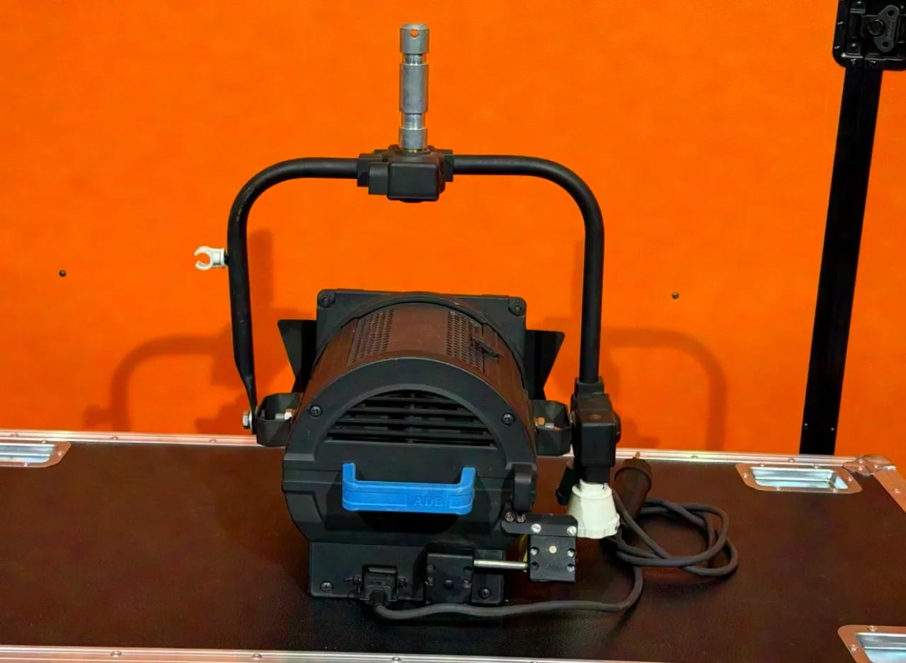 ADB F101 Fresnel spotlight p.o.