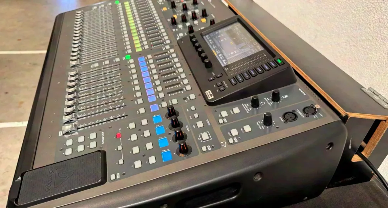 Behringer X 32 with Dockhouse Case