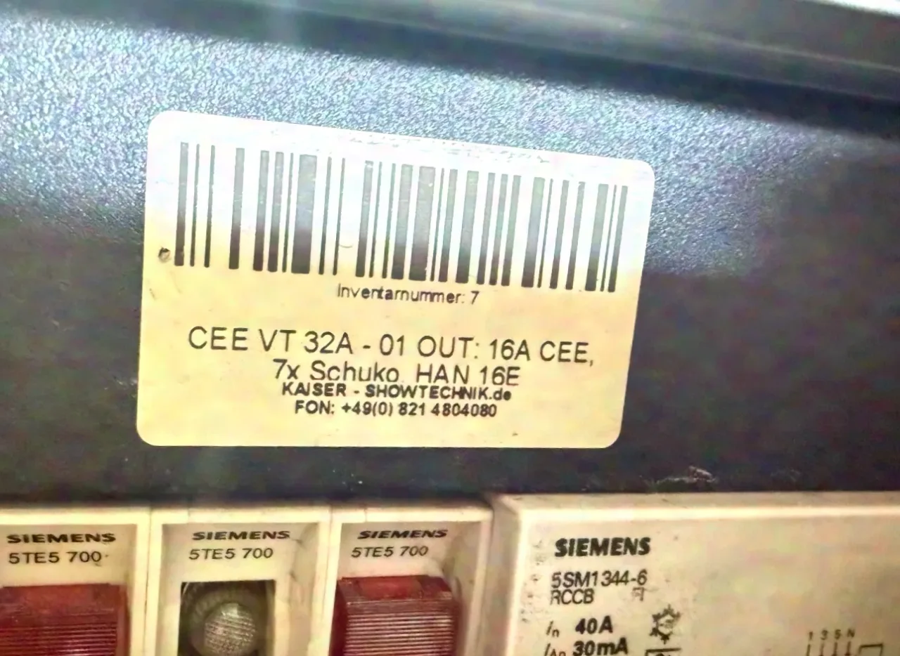 Case with 19-inch power distributor 32A 6x Schuko 1 x CEE16 1xHarting