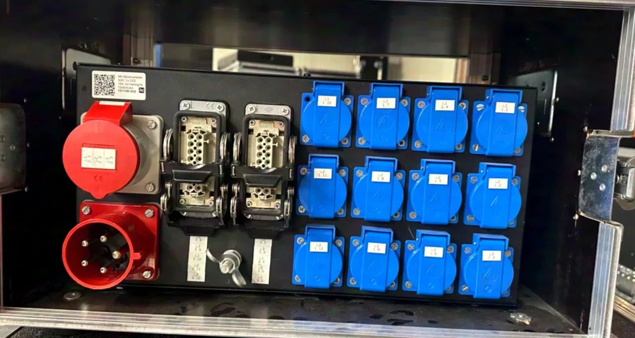 Power distributor 32A | 1x CEE 16A, 2x Harting16, 12xSchuko