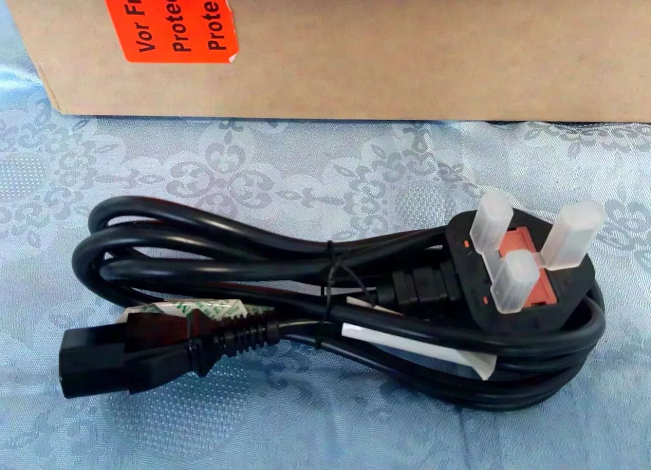 UK plug 250V / C13 IEC connector 1.5m