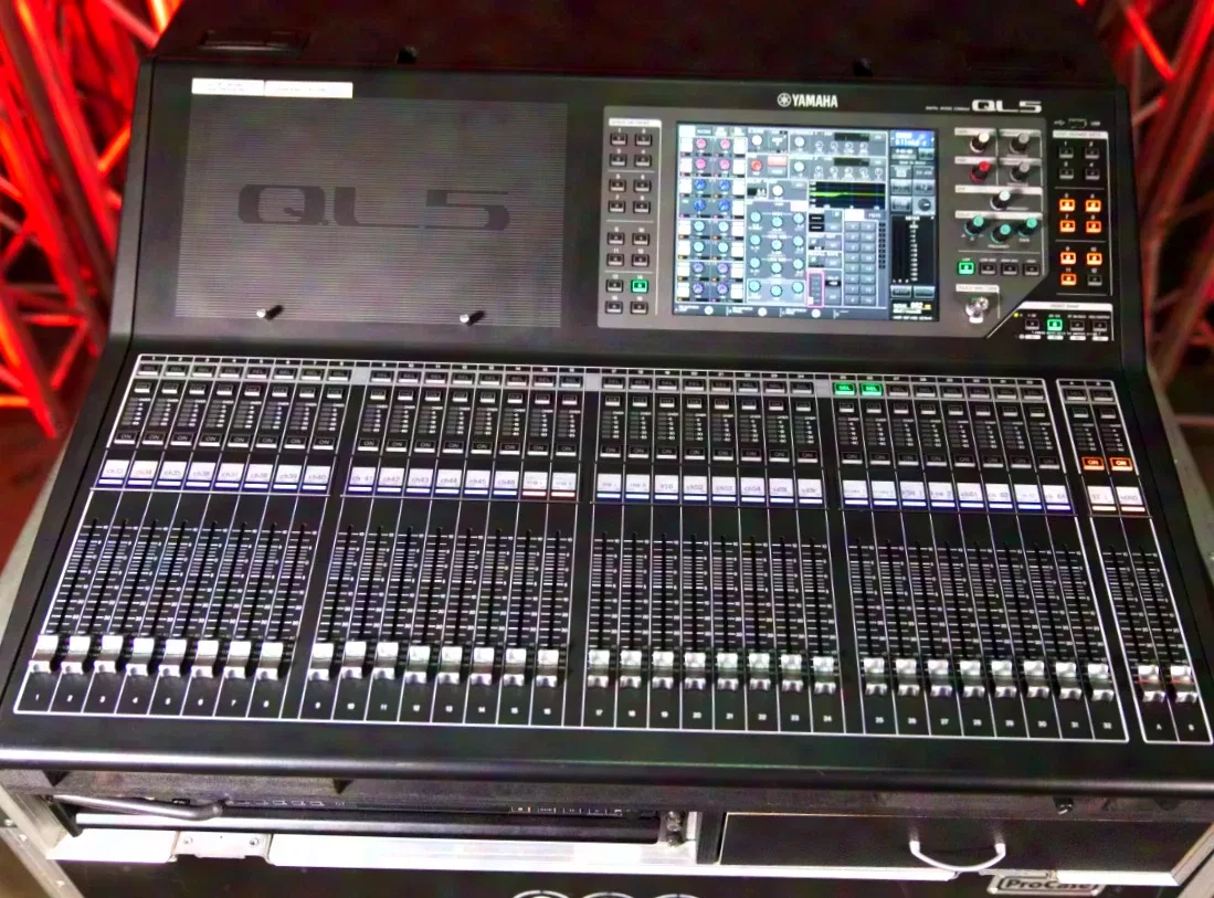 Yamaha QL5 incl. Case